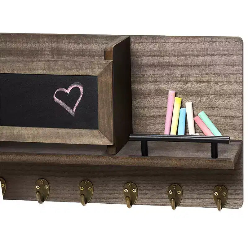 L'étagère murale d'entrée avec tableau noir et casier à courrier -