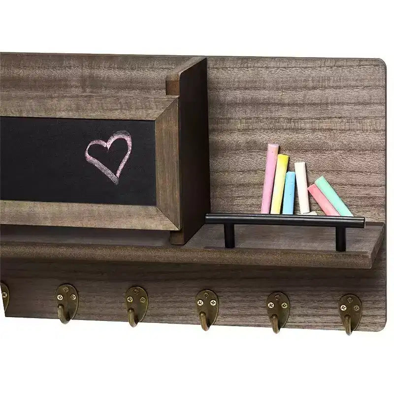 L'étagère murale d'entrée avec tableau noir et casier à courrier -