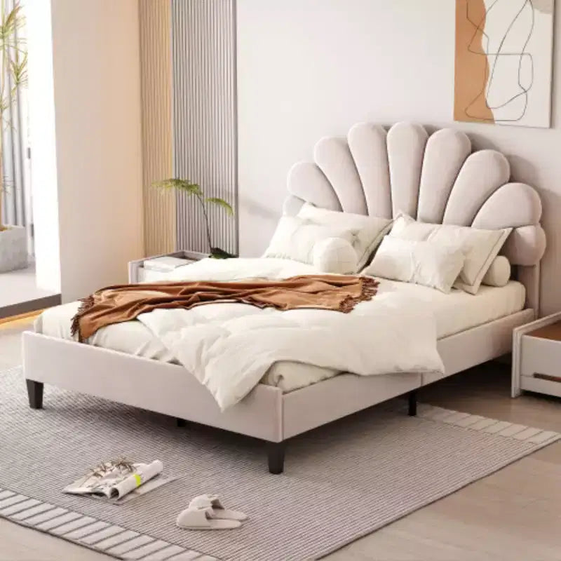 Lit plateforme pleine grandeur en tissu avec tête de lit capitonnée en velours floral