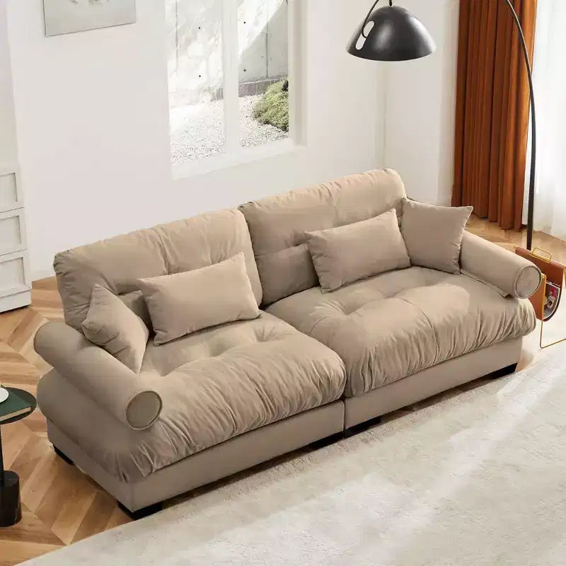 Canapé deux places avec accoudoirs renforcés, coussins lombaires et coussins décoratifs pour salon, couloir, couleur chameau